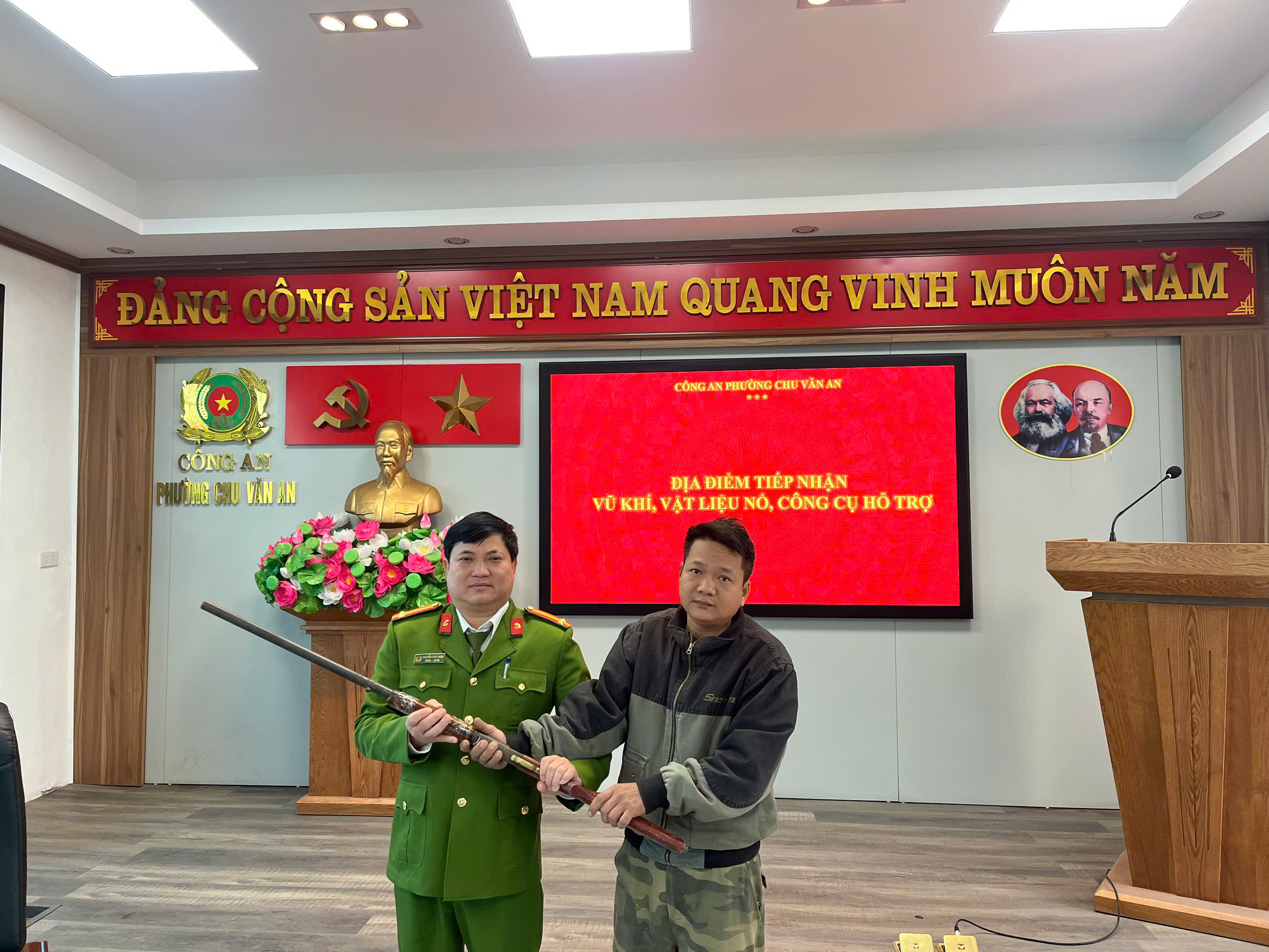 Công an phường Chu Văn An tăng cường công tác vận động, thu hồi vũ khí, vật liệu nổ, công cụ hỗ trợ và pháo